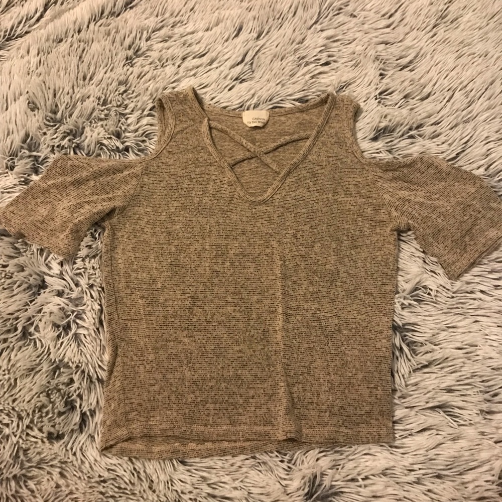 4/$10🌷Cream Crop Top with cut out & neck Detail M